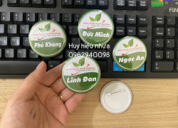 Ở đây có huy hiệu nhựa giá 5k/c