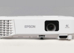 Máy chiếu Epson EB-E01 – Trình chiếu rõ nét, bền bỉ cho văn phòng & lớp học