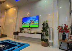 Gần biển Nguyễn Tất Thành - Ô tô đỗ cửa