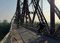 Anh trai tôi cần bán Căn Lô góc, 3 tầng, 2 mặt thoáng tại Bồ Đề, Long Biên, DT: 60.3m2, MT 5.2m, ô tô cách 50m. Nhà xây