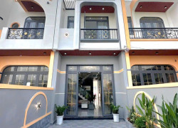 Nhà xây mới 2 tầng gần UBND xã Bến Lức , DT 100m2, thanh toán trước chỉ 900tr nhận nhà ngay!