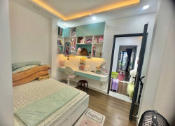 NHÀ Q7  NHỈNH 5 TỶ – HẺM XE HƠI – QUA Q4 CHỈ 2 PHÚT!