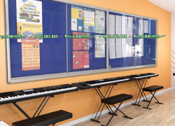 Bảng thông báo cửa kính có gắn khóa treo tường