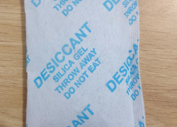 🌿 Gói hút ẩm Desi 20g – Nhỏ nhưng “có võ” 🌿