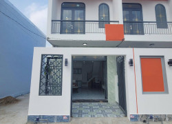Nhà 1 trệt 1 lầu mới xây giáp ranh Tp.HCM ( kế Bình Chánh )