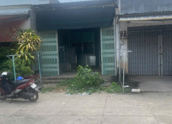 BÁN ĐẤT TẠI CHỢ DT81M2 SHR TRÊN ĐẤT CÓ NHÀ TIỀN CHẾ CỬA KÉO ĐÀI LOAN 950TR LH:0974004184 GẶP TRUNG.