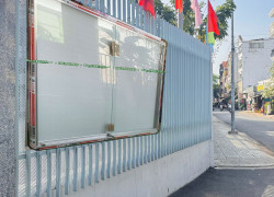 Bảng thông tin cửa kính gắn khóa treo tường