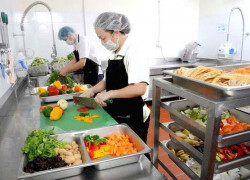 Tuyển nữ phụ bếp 35 - 45 tuổi làm ca sáng & ca chiều Có Bao Ăn