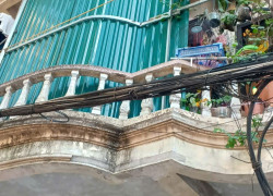 Nhà phố Kim Mã, trục chính giao thông thuận lợi, nhà 4 tầng , diện tích 50m, xây dựng khung cột chắc chắn, 2 mặt thoáng