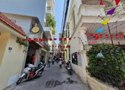 Điểm cộng cực lớn: Có sân cổng riêng để xe an toàn và đặc biệt là mở được cửa sổ bên hông giúp nhà luôn