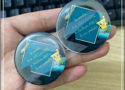 Huy hiệu nhựa hình tròn có kim cài phía sau