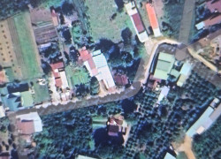 Vị trí quá đỉnh của chóp, ngay trung tâm huyện Đăk Hà, Kon Tum