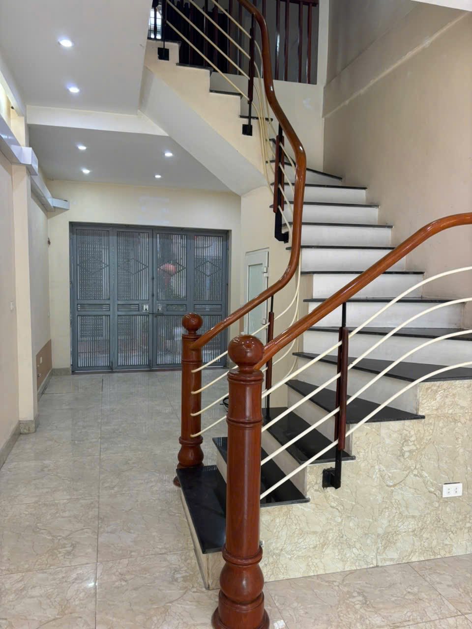 CẦN BÁN GẤP-NHÀ MẶT PHỐ BỜ SÔNG SÉT-MẶT NGÕ ÔTÔ TRÁNH-40M 5T-KINH DOANH BẤT CHẤP