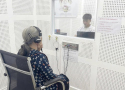 Nghe kém hơn  vì đeo máy trợ thính kém chất lượng