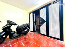 bán nhà riêng Trung Kính. 32m2 x 5T x mt 8m vuông hậu 9m.