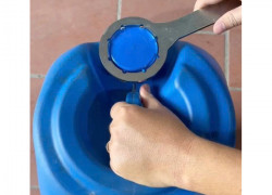 🛠️ DỤNG CỤ MỞ NẮP CAN NHỰA 25–30 LÍT – THAO TÁC NHANH, TIẾT KIỆM SỨC!