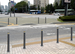 Cọc Bollard Lõi Sắt Vỏ PU Mảnh Hàn Quốc Cố Định