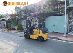 Xe nâng điện ngồi 2.5 tấn dịch càng Nhật bãi