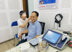 Nghe kém một chút thôi mà chắc chưa cần đeo máy đâu