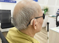 Dù đôi mắt không còn sáng rõ, bác vẫn muốn đôi tai mình được lắng nghe trọn vẹn