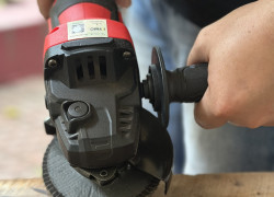 Không phải máy mài pin nào cũng đủ linh hoạt để theo thợ ra công trình