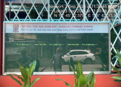 Bảng thông báo treo tường cửa kính gắn khóa