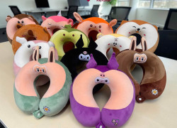 Gối kê cổ du lịch chữ U in thêu họa tiết hoạt hình sôi động siêu cute dùng đi tàu xe máy bay, văn phòng