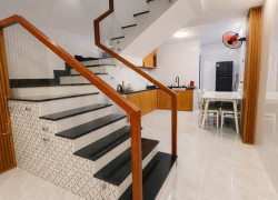 KẾ TRƯỜNG SÁT CHỢ NGAY TRUNG TÂM - NHÀ MỚI 3 TẦNG LẠC LONG QUÂN CHỜ CHỦ MỚI.