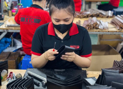 XƯỞNG GIA CÔNG ĐỒ DA THEO YÊU CẦU – PHÁT TRIỂN MẪU RIÊNG, KIỂM SOÁT CHẤT LƯỢNG VÀ TỐI ƯU CHI PHÍ SẢN XUẤT