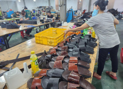 Xưởng may dép da bò nhận sỉ và OEM