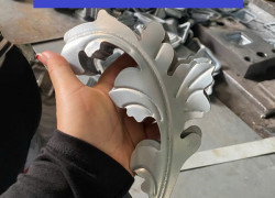Lá cong trái phải sắt tôn dập dễ phối cụm hoa