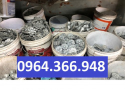 Hoa cúc chấm sắt tôn tạo nét riêng cho hoa văn