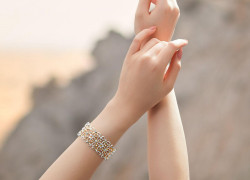 Outfit đơn giản có thể nổi bật hơn nhờ vòng tay