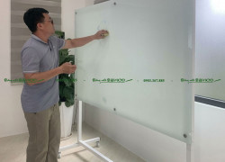BẢNG KÍNH 8LY38 CÓ CHÂN DI ĐỘNG TẠI TP.HCM