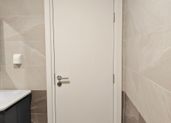 Cửa nhựa Composite trắng – sáng không gian, dễ phối nội thất