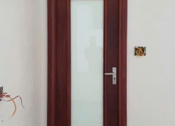 Cửa thép vân gỗ kết hợp ô kính – gọn đẹp, thêm ánh sáng