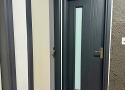 Thêm 2 bộ cửa thép vân gỗ cho công trình nhà ở